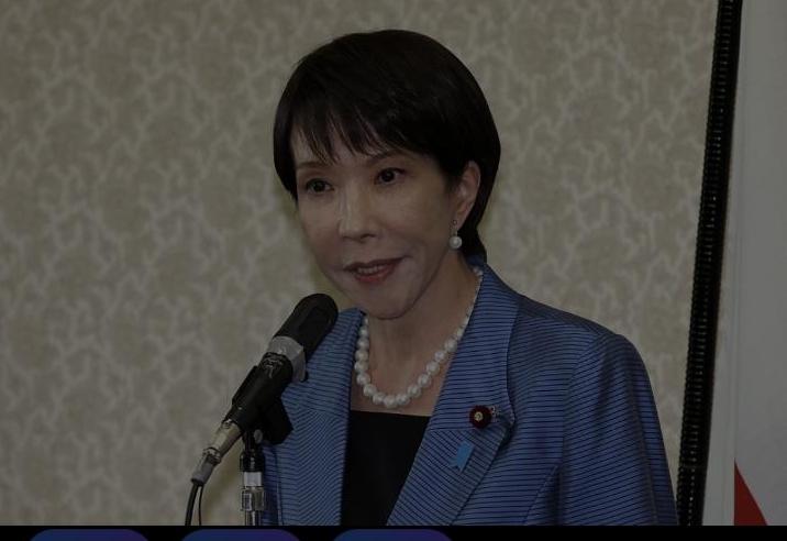 搬起石头砸自己的脚！近日，高市早苗垂丧着脸说她用了三十年时间好不容易才做到总统，