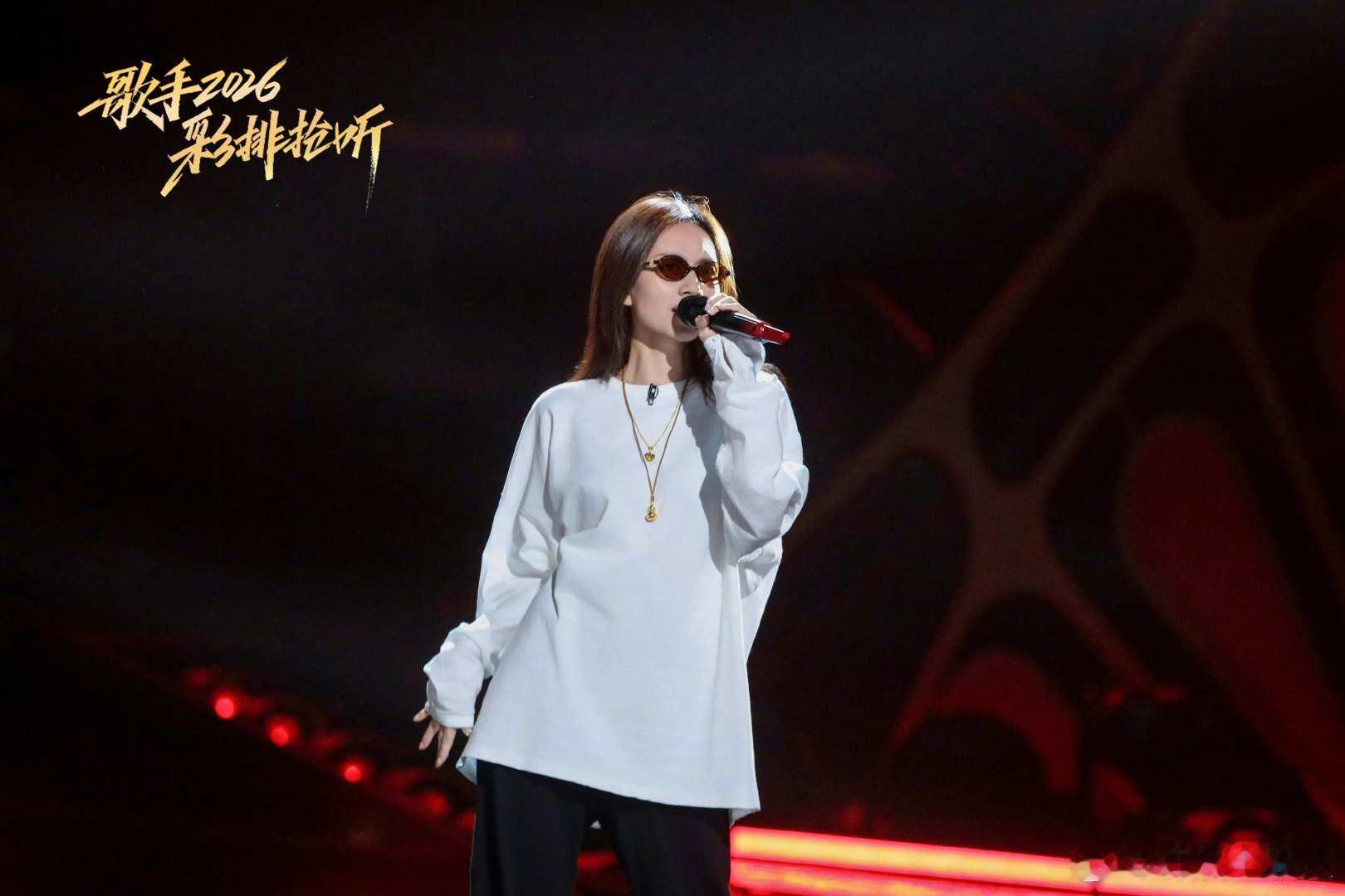 刘惜君歌手选曲野猫之恋歌手2026褪去温柔外壳，刘惜君在舞台化身暗夜野猫，用歌声