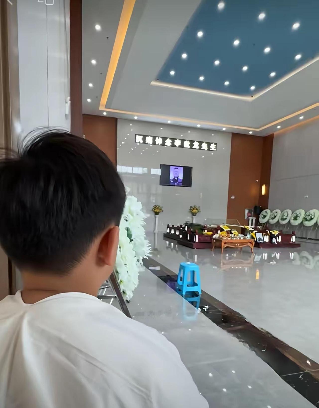 今天，我们怀着无比沉痛的心情，送别龙坤救援队队长——李世龙同志。你自2020年投