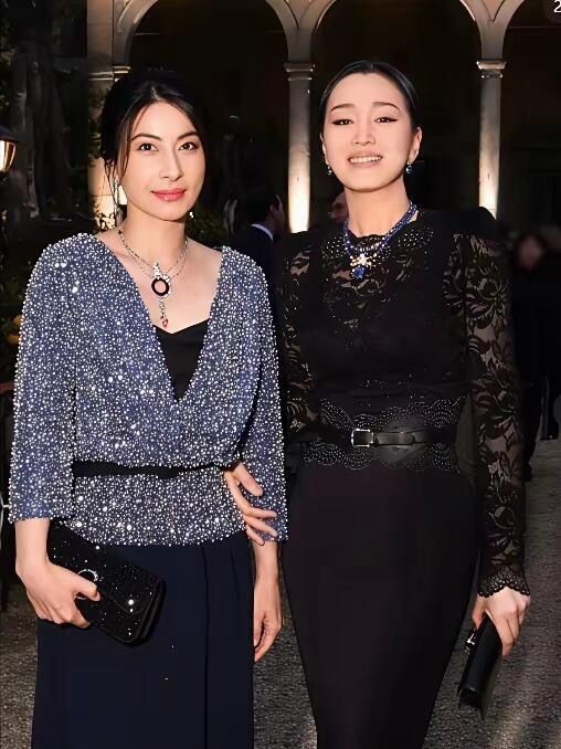 发现了没有？郭晶晶身上有一种玄学就是只要是合照，不管站在她隔壁的是谁，她都不会被