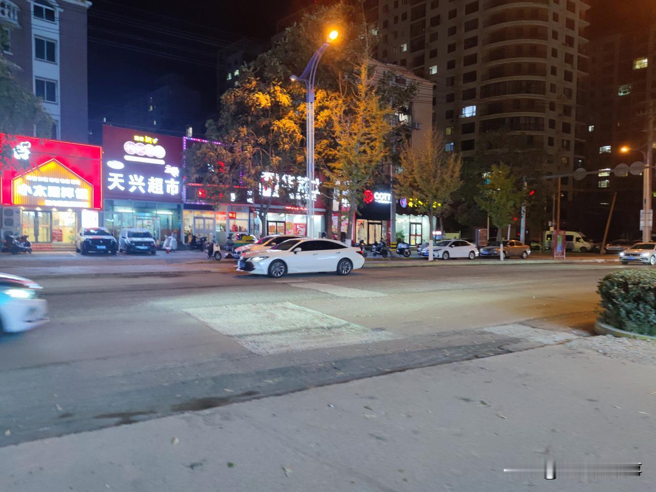 夜晚的8点30太和区主要商业街冷冷清清啊，都说现在实体干的难，现实中可能也是真难