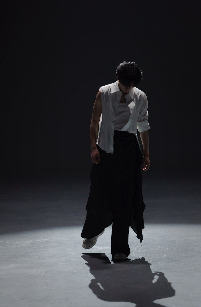 丁程鑫白衬衫练舞照 丁程鑫躺一会儿  丁程鑫躺一会儿 ，丁程鑫白衬衫练舞照，谁懂