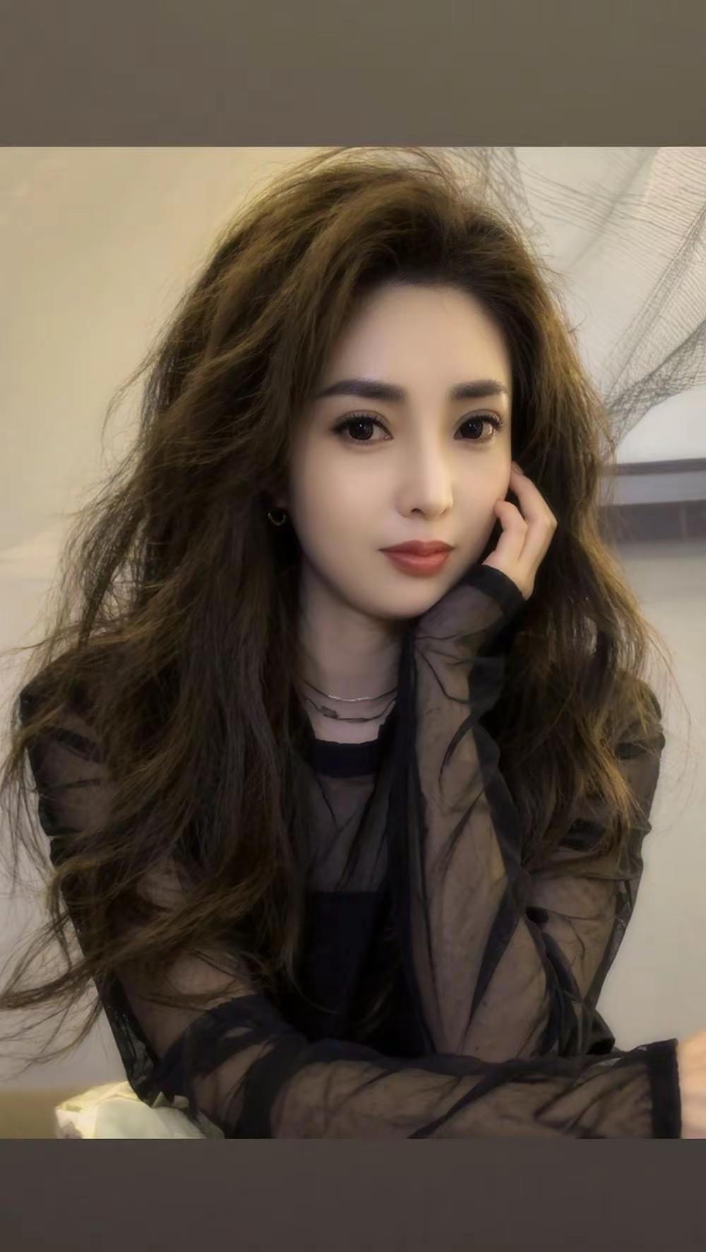 慵懒卷发女神 御姐范儿十足