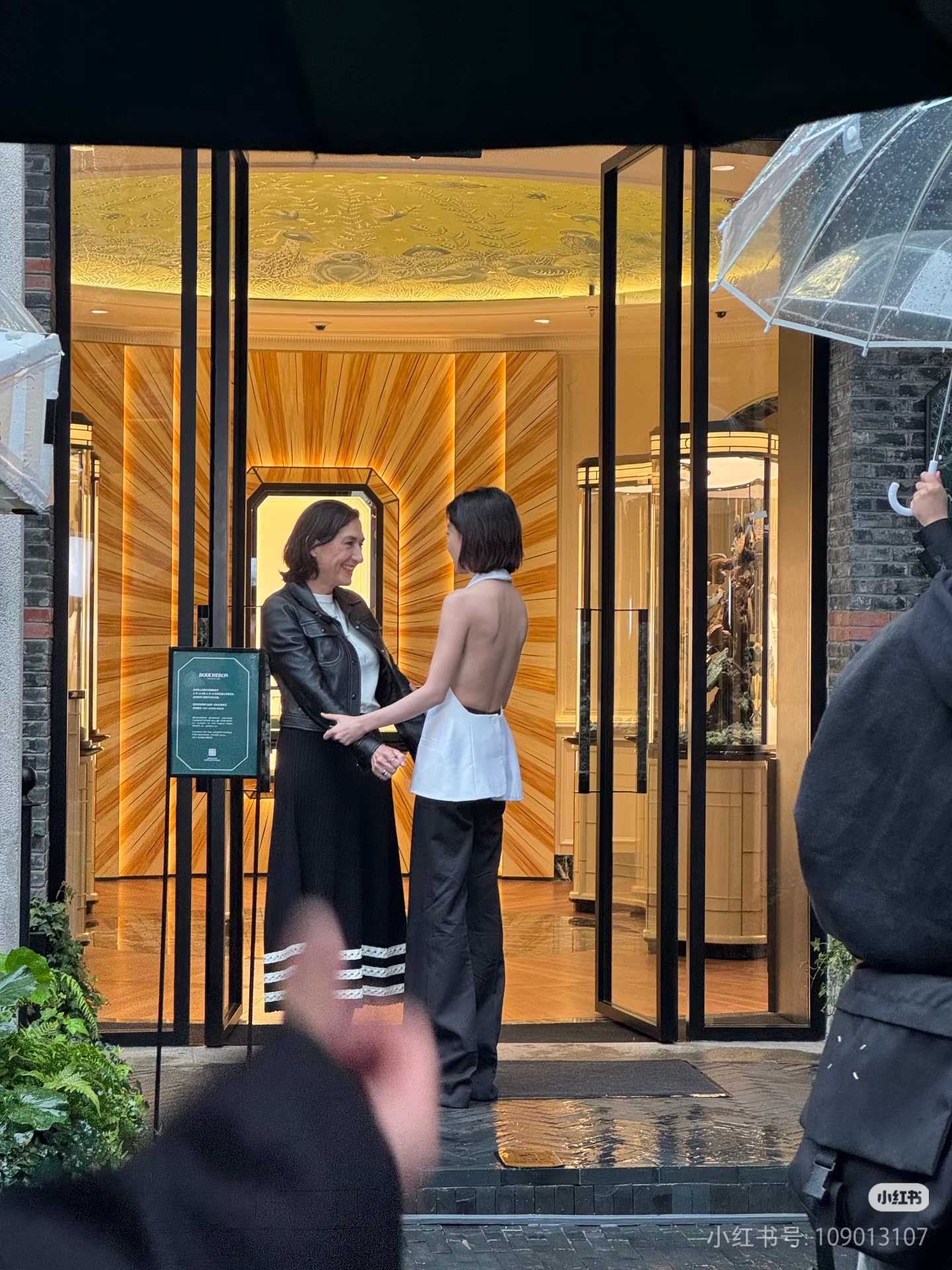 周冬雨今天变色龙活动，这个造型好适合我姐 