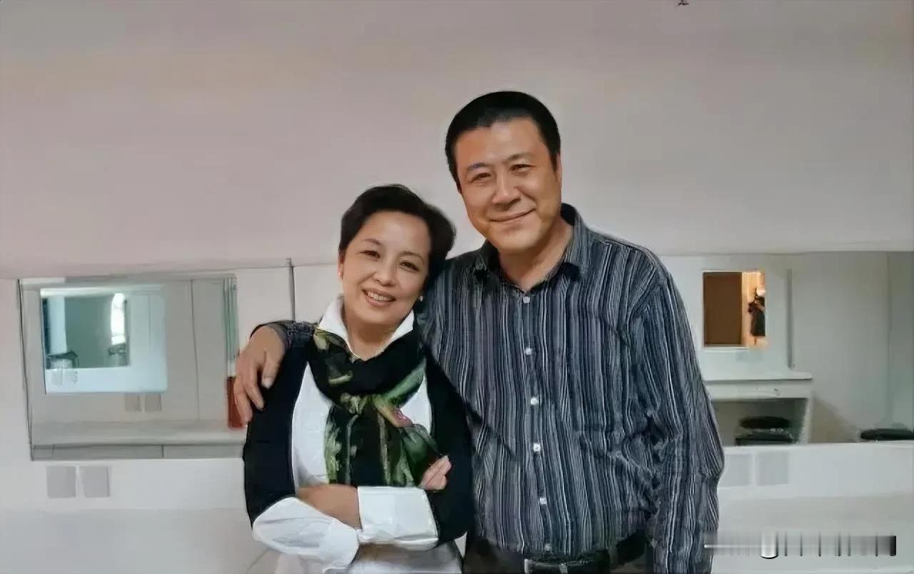 这个笑眯眯的男人大家熟悉吧，他叫吕凉，，山东人，妻子宋忆宁也是演员，出生于上海，
