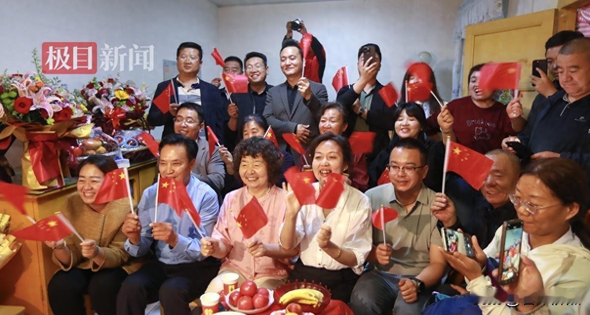 甘肃白银小院亮着灯，神舟二十三号刚点火升空，张志远真飞上天了。
我刷到村里人拍的