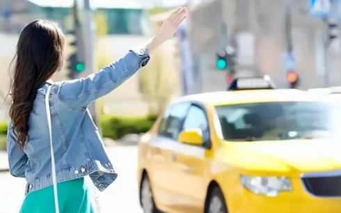 为什么大家现在宁愿等网约车，也不坐出租车？很简单，因为现在的出租车，已经彻底活成