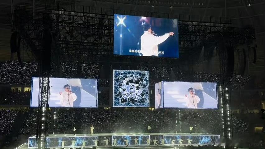 GAI会扭就多扭 GAI的舞台表现力太绝了！《愚人码头》里扭得行云流水，主动开跳