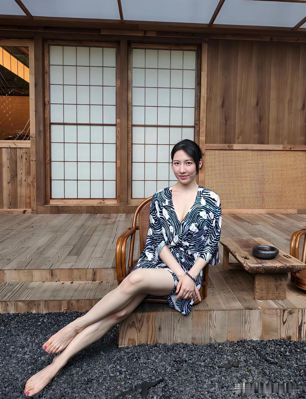 我不相信她是日本人，因为她太高了！
