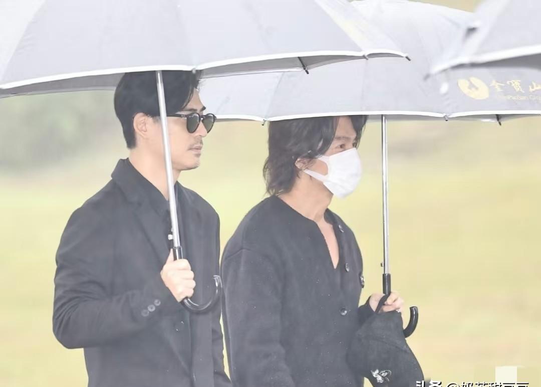 具俊晔瘦到脱相，穿着27年前那件大衣，站在雨里。
一动不动。
金宝山墓园，黑色雨