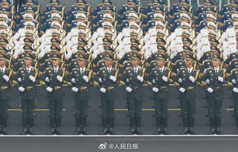 九三胜利日阅兵的#第一批复制粘贴照来了#，#今天是胜利的日子# （人民日报） ​