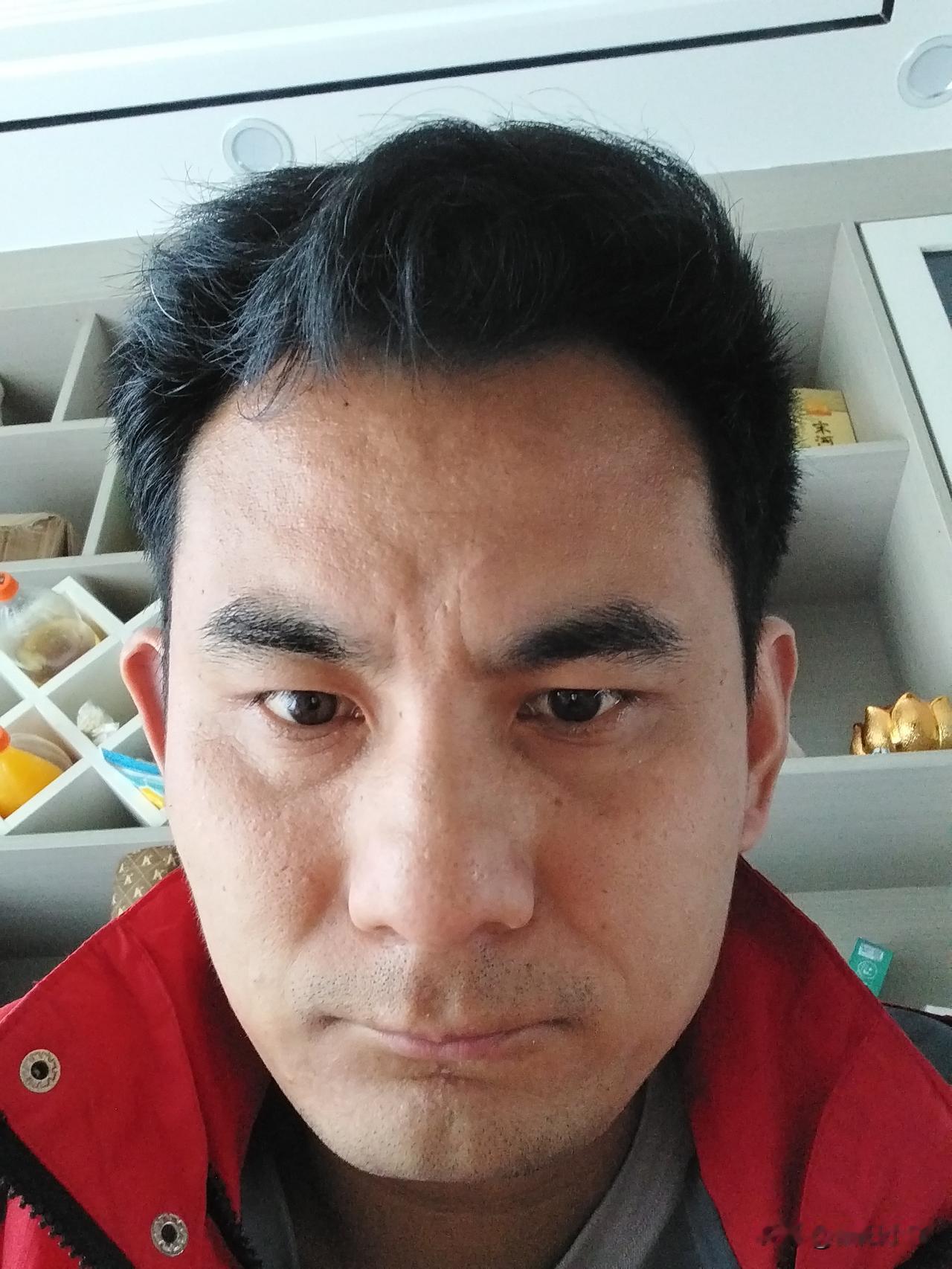 真的别再骗自己了！
中年一失业就去跑滴滴、送外卖，看似踏实，其实最毁人。
 
房