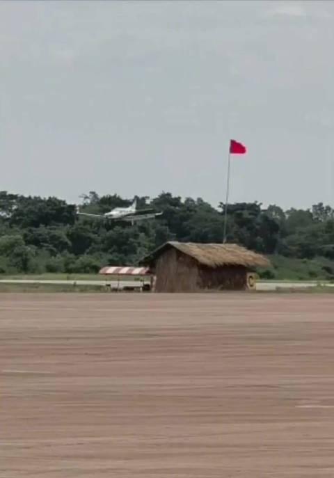 【泰国总理亲自驾驶飞机飞抵空军基地 F-16战机护航】泰国总理阿努廷·参威拉军在