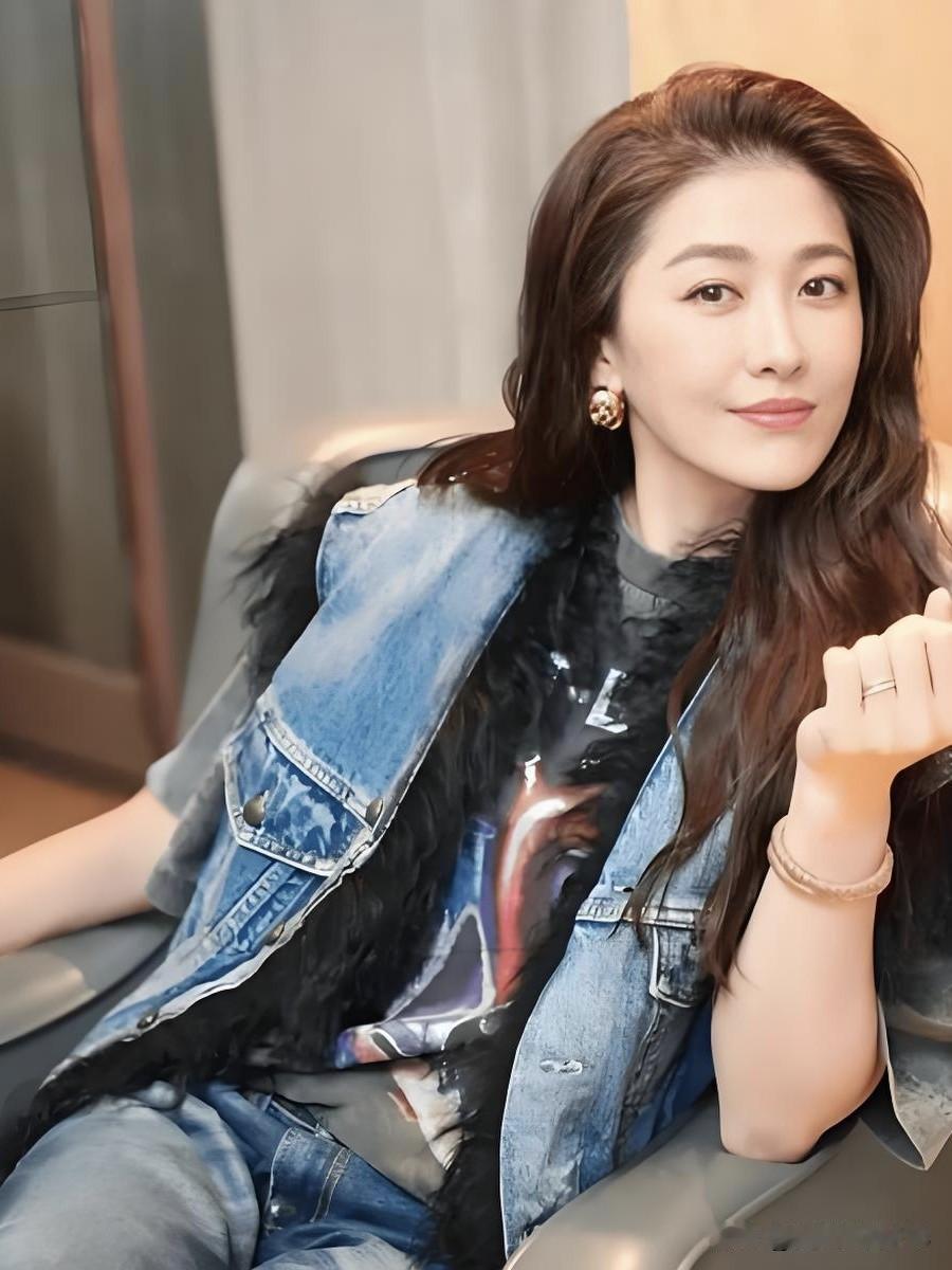 周丽淇温婉端庄，岁月赋予她从容优雅。不惊艳却极耐看，一颦一笑皆是风情。
