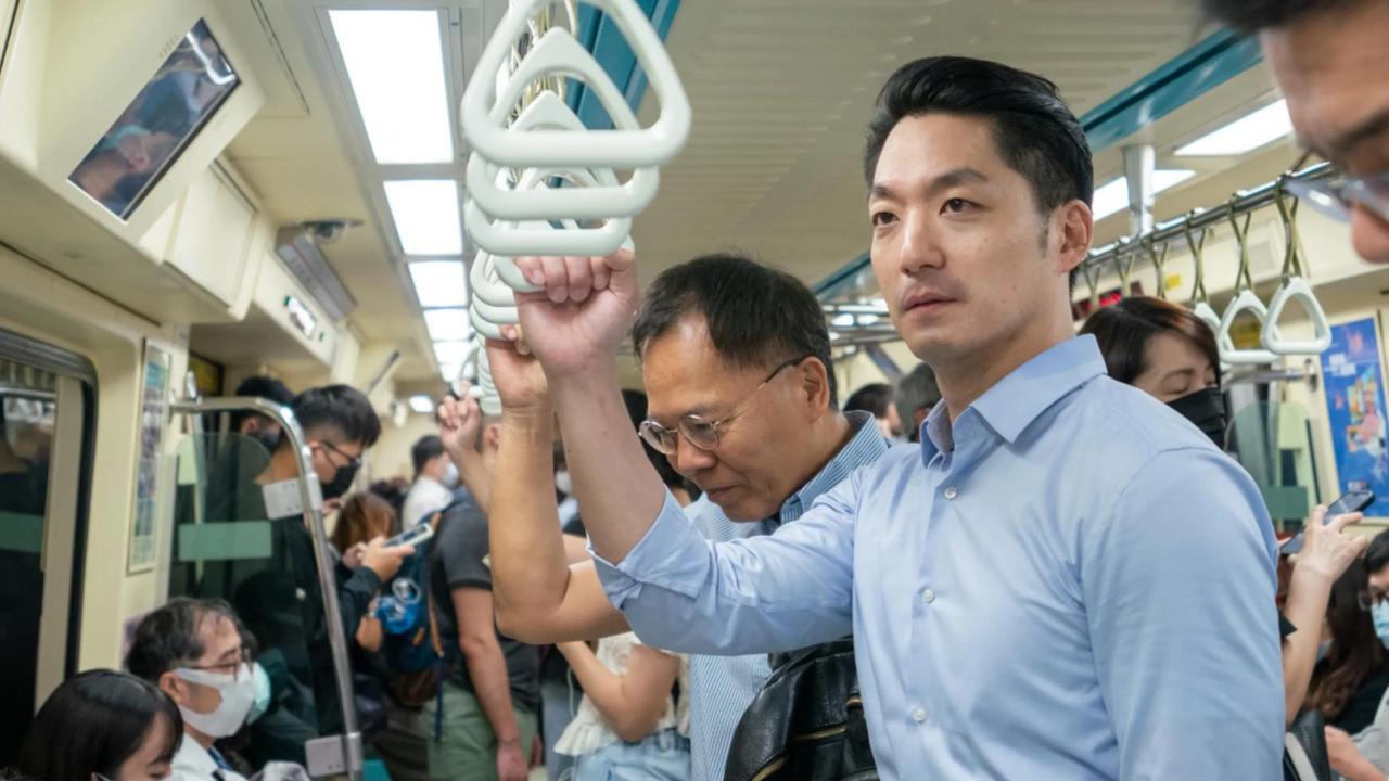 蒋万安乘地铁上下班，这事你怎么看呢？

他是台北市市长，堂堂一个市长，居然没有一