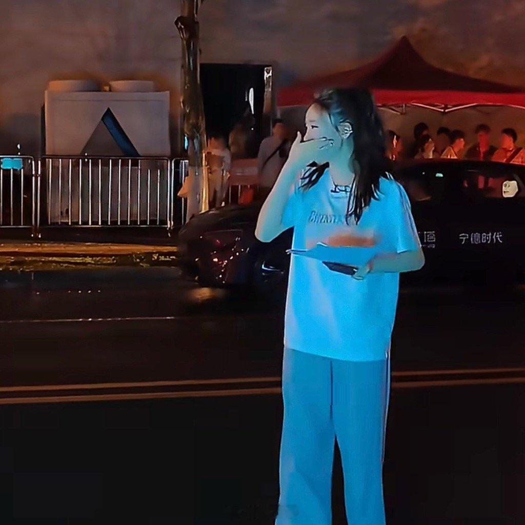 张月凌晨下班被粉丝感动哭这才是偶像和粉丝的双向奔赴吧，张月浪姐7凌晨下班，看到粉