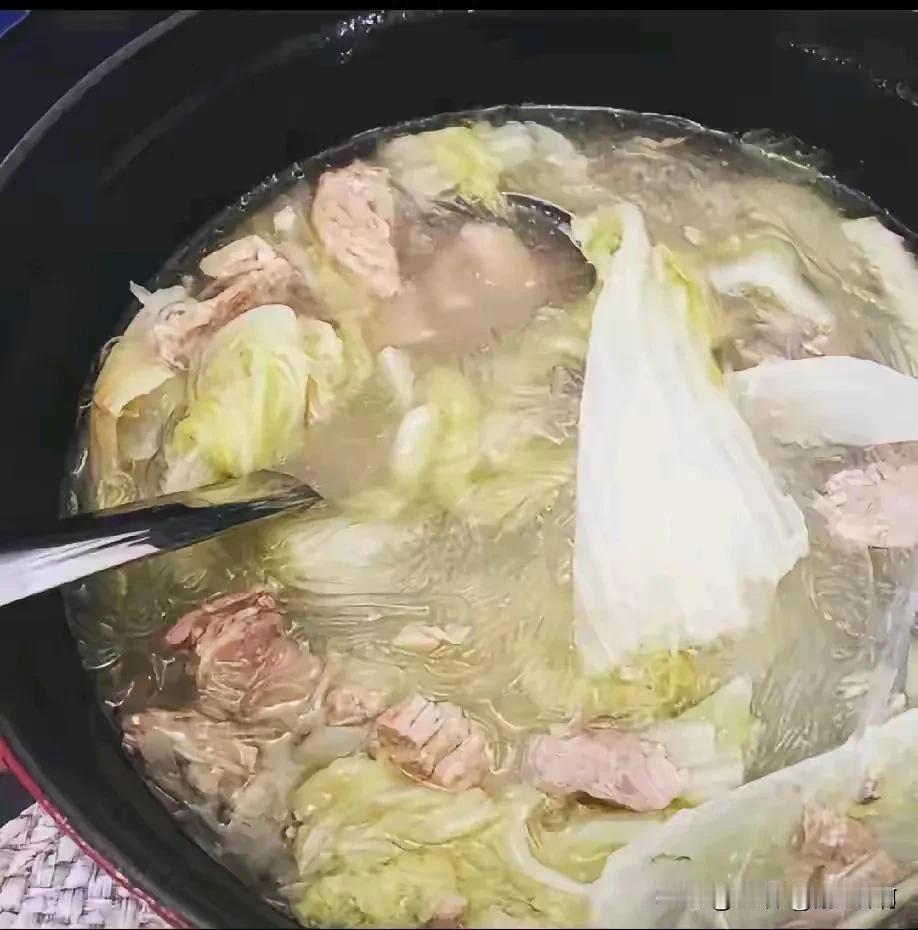我是新疆长大的，说一下新疆炖羊肉，我们这叫清炖羊肉，把羊肉买回来以后，用凉水冲一