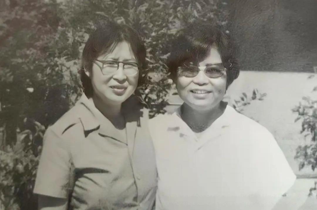 有人说毛主席女儿李敏是贵族，李敏的同学回应：她买白菜时菜叶都舍不得丢。
 
时常