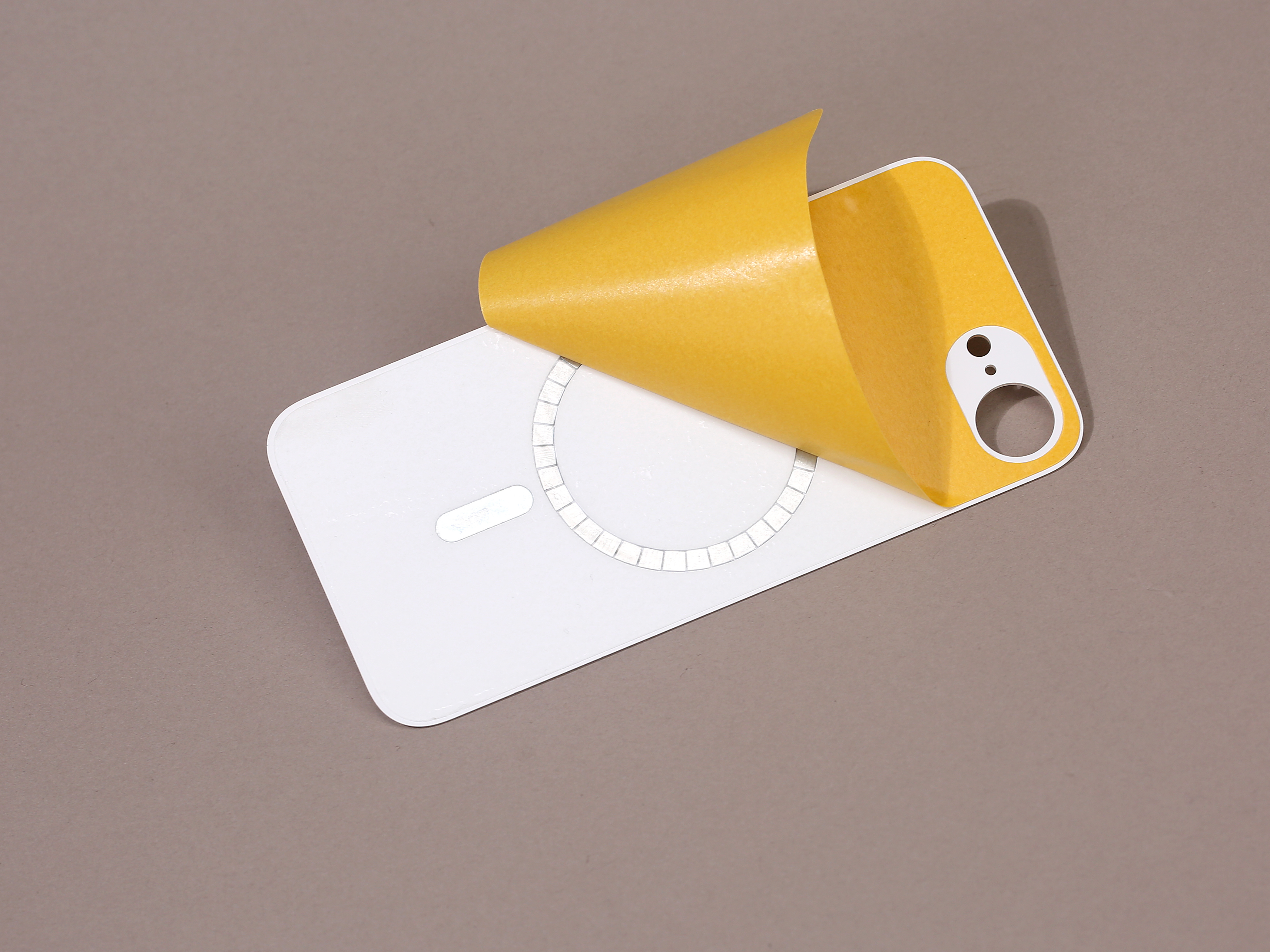 17e/16e 平嵌磁贴已上架侧边大弧度设计，握持手感更好。摄像头、闪光灯、麦克