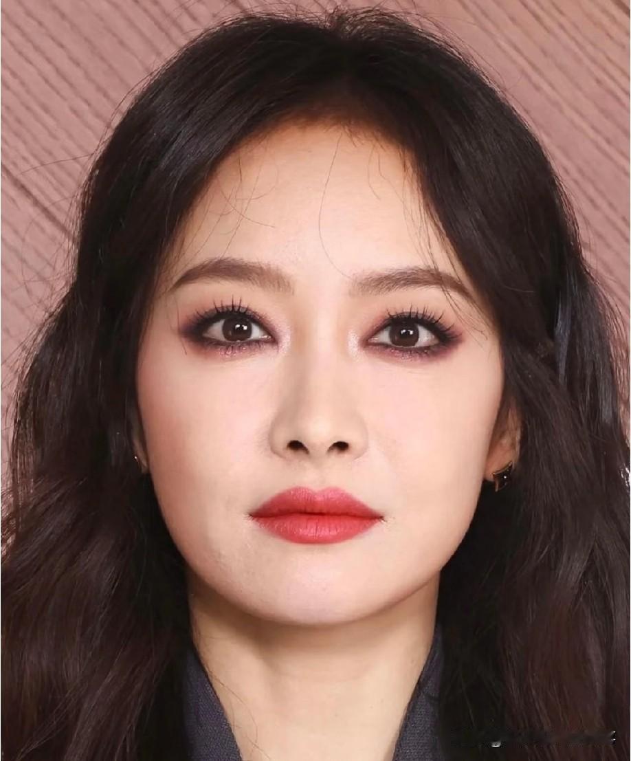 明星都驾驭不了的烟熏妆，挑人度拉满！喜欢宋茜的笑容治愈眼睛好看，可她画烟熏妆显老