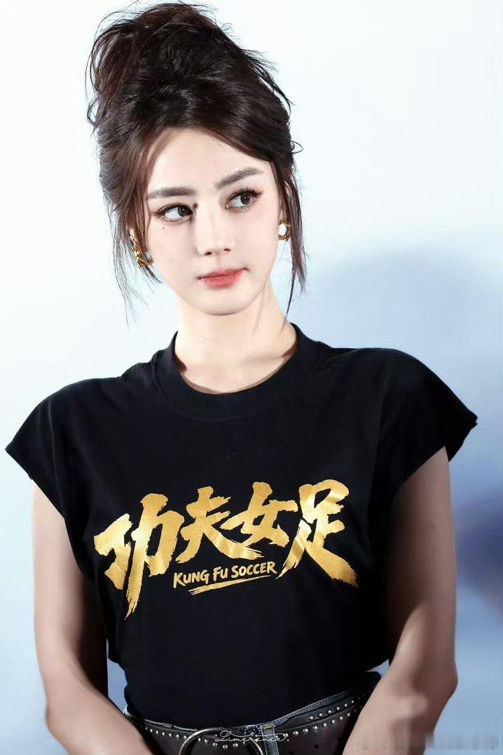 迪丽热巴女足路演状态 有🈶工作室太懂大家想看什么了！ 好想长成迪丽热巴这样…