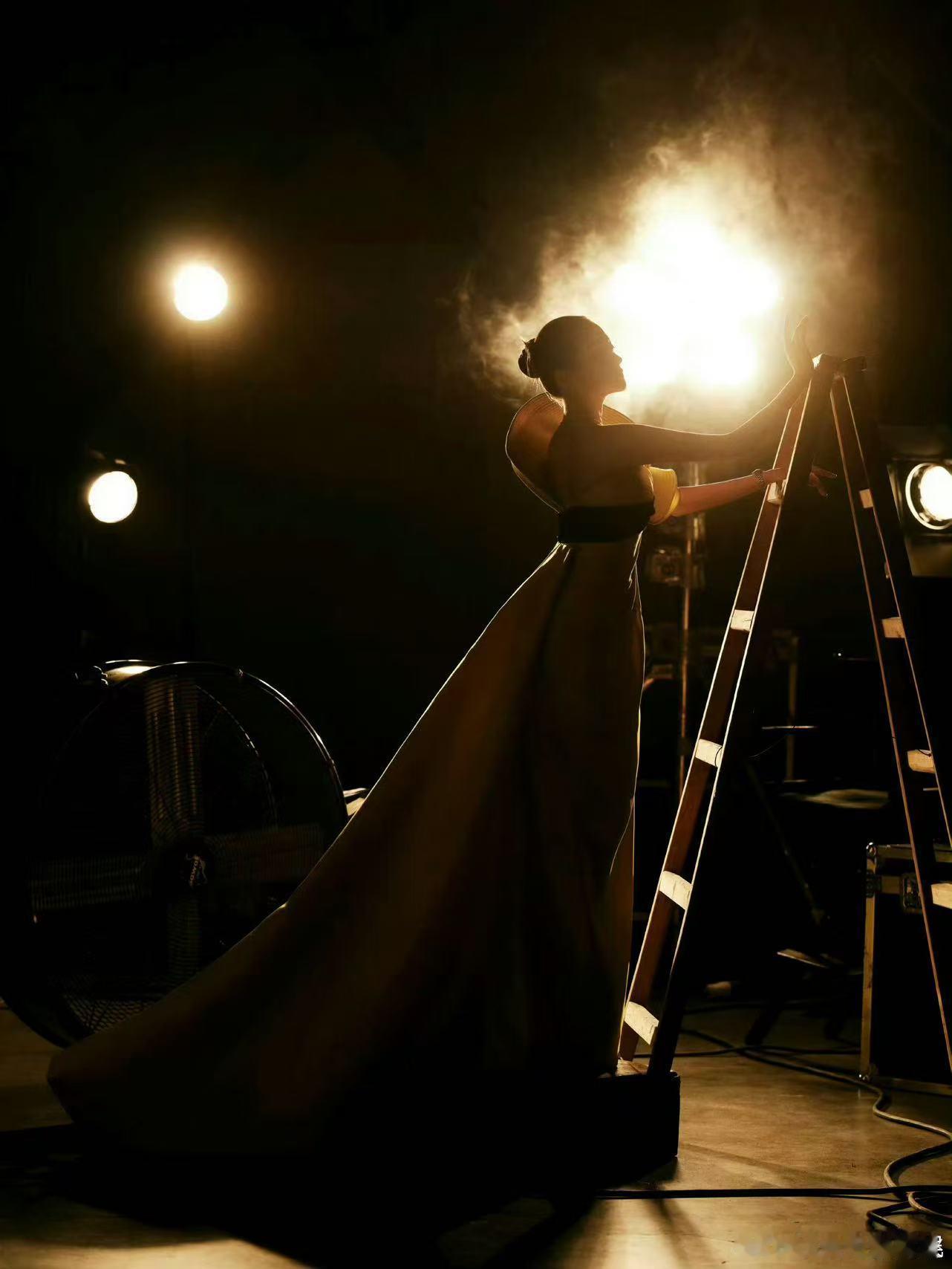 关晓彤鹅黄色拼接裙，好看，