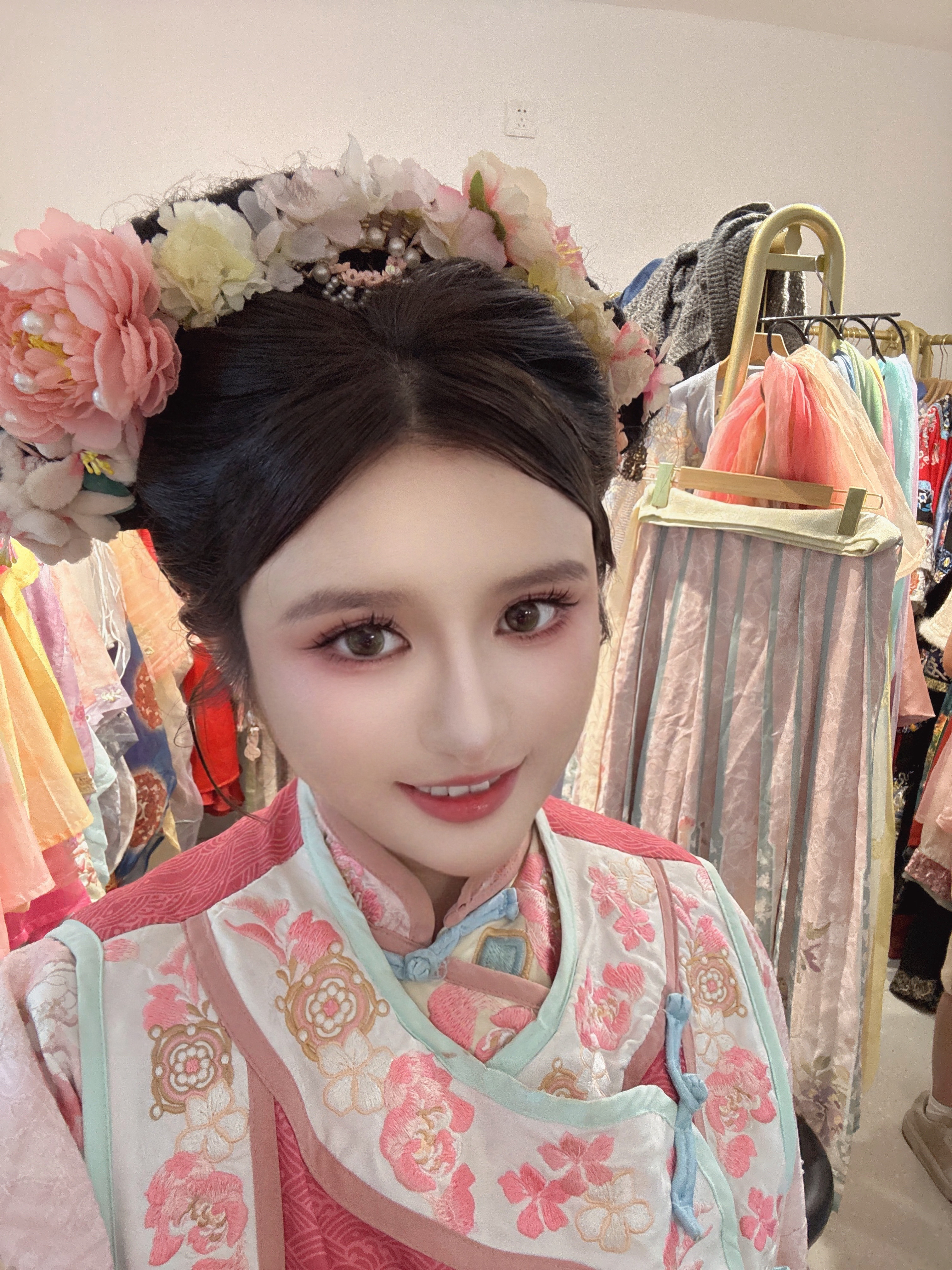 沈阳伪故宫附近全是穿着各种漂亮衣服的，临时我也来换个装！！！ ​​​