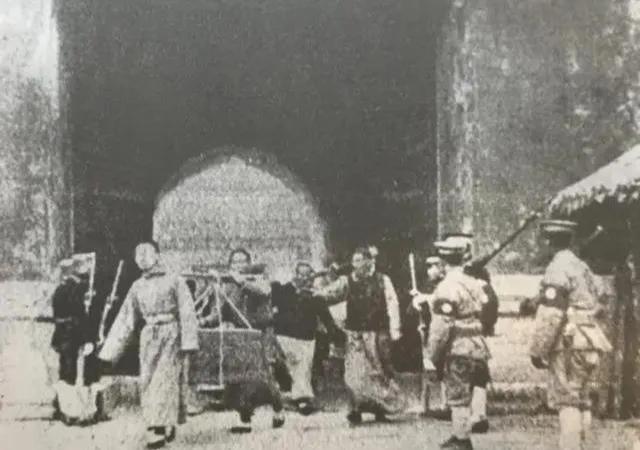 1923年7月16日傍晚，神武门外站满了护军。几百号太监挟着铺盖卷往宫门挪，脚步