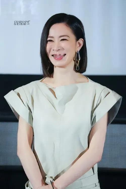 佘诗曼1998年刚入行的时候，听小道消息去买股票，结果最后一下子亏了二十几万！然