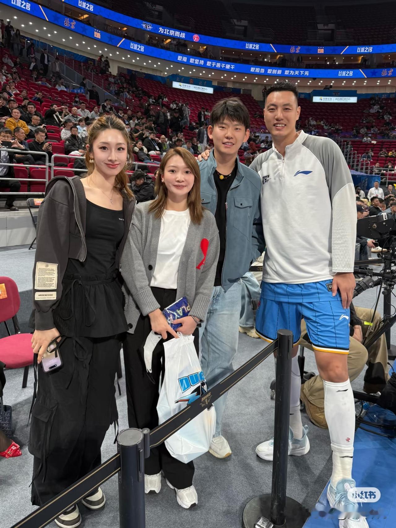 川哥和川嫂，刘雨辰和黄雅琼，都是高颜值夫妻，太般配了。川嫂个子好高，比雅琼高半个