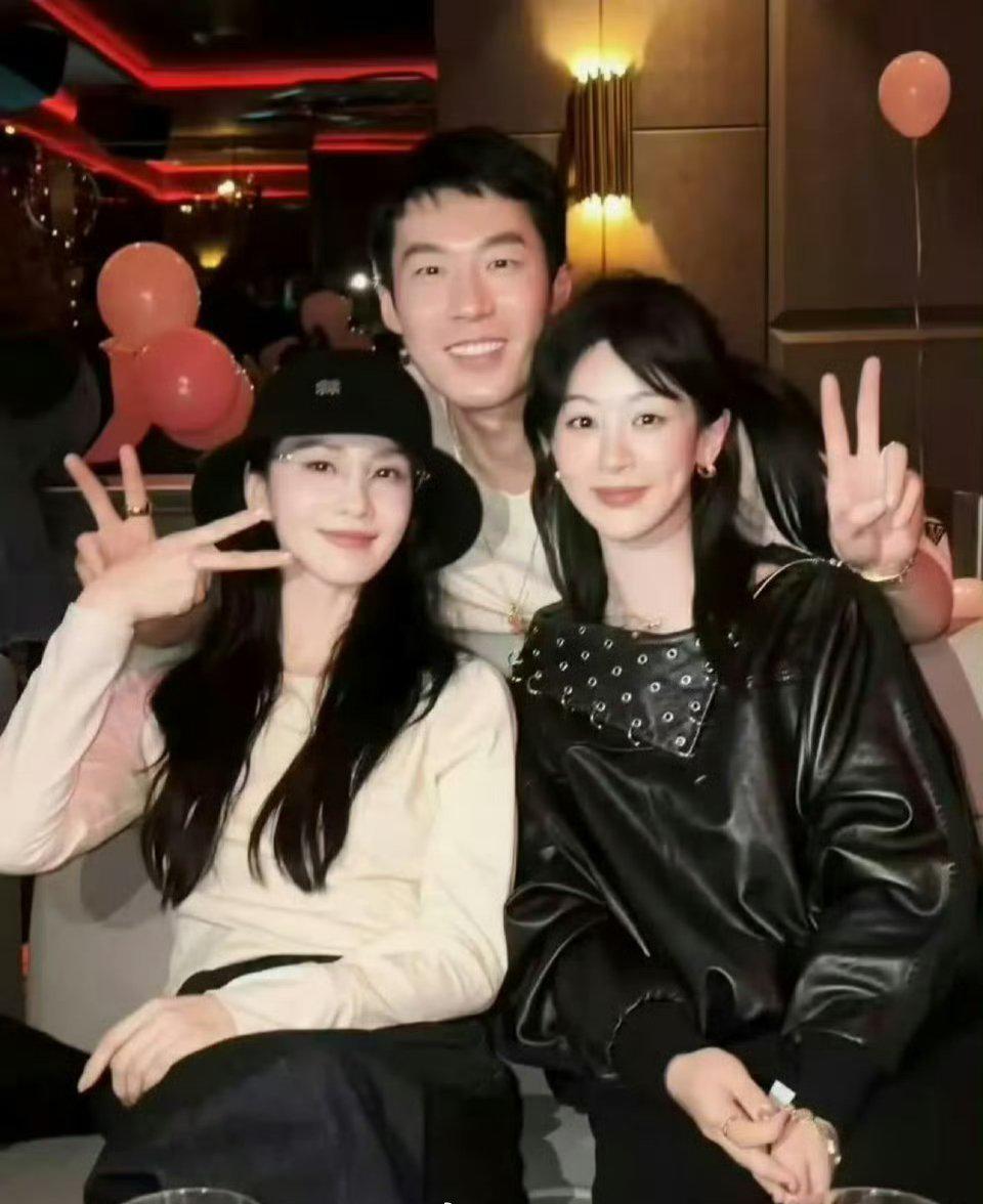 哇！
刘诗诗竟然偷偷跑去，

给杨紫过33岁生日了！

流出的合照里，

她戴着