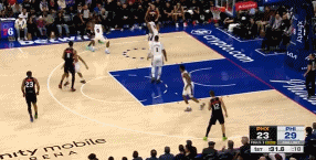 很秀！杰伦上篮轻松拿下复出首分！
在今天NBA常规赛太阳对阵费城的第一节比赛中，