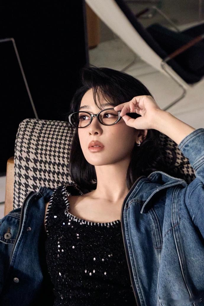 杨紫和黑框眼镜简直不要太搭