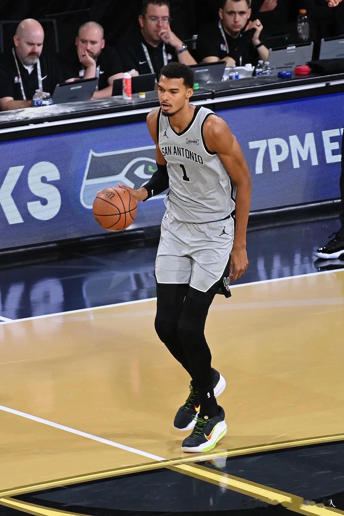 文班亚马复出砍22分9篮板，雷霆16连胜遭终结，NBA杯赛马刺111:109击败