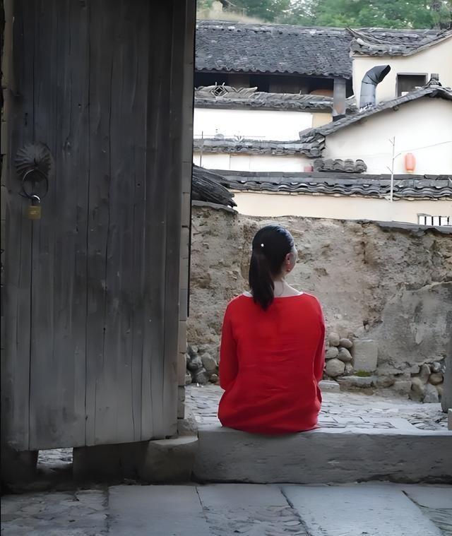 我们村有个女孩子，小时候发烧，烧傻了，嫁给了隔壁村的一个正常人。

可这件事真正