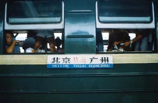 这是上个世纪80年代北京开往广州的老火车，22型客车。

那时的火车是可以打开窗