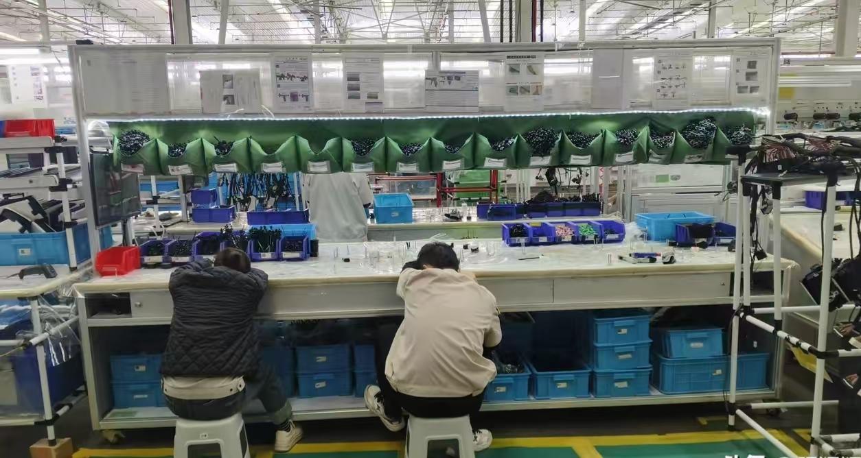 一个在特斯拉工作的亲戚给我打电话，说想到青岛来工作。
这吓了我一跳，他的意思是在