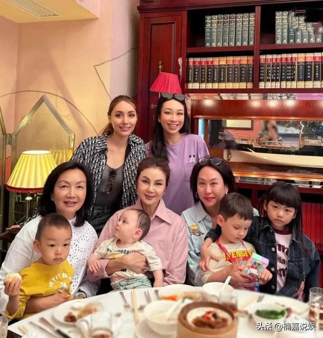 香港豪门媳妇里，离婚了还能稳居婆家人家庭合影c位的，前有郭晶晶的婆婆朱玲玲，还有