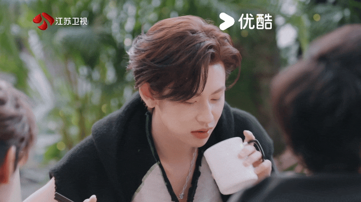 小鬼拱火拱到自己身上 张星特吃第一口的时候可能还在忍，但放下鸡翅那个动作出卖了他