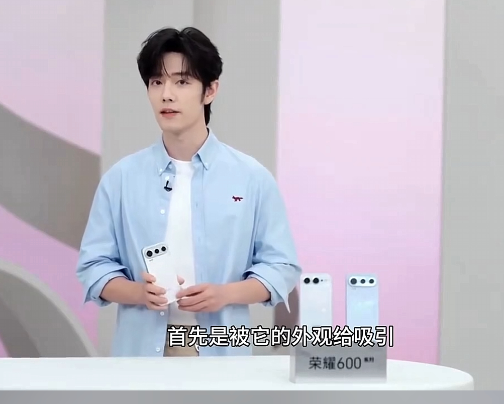 肖战十年演艺路对上荣耀Magic9 系列十周年，配上复刻影像，“各自努力顶峰相见