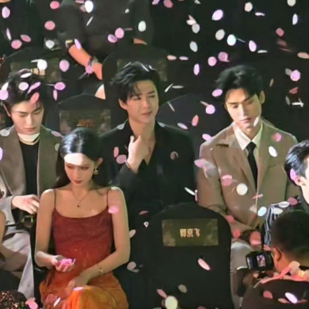 女宝们都在接纸片，大直男刘宇宁:弹开，真的好可爱