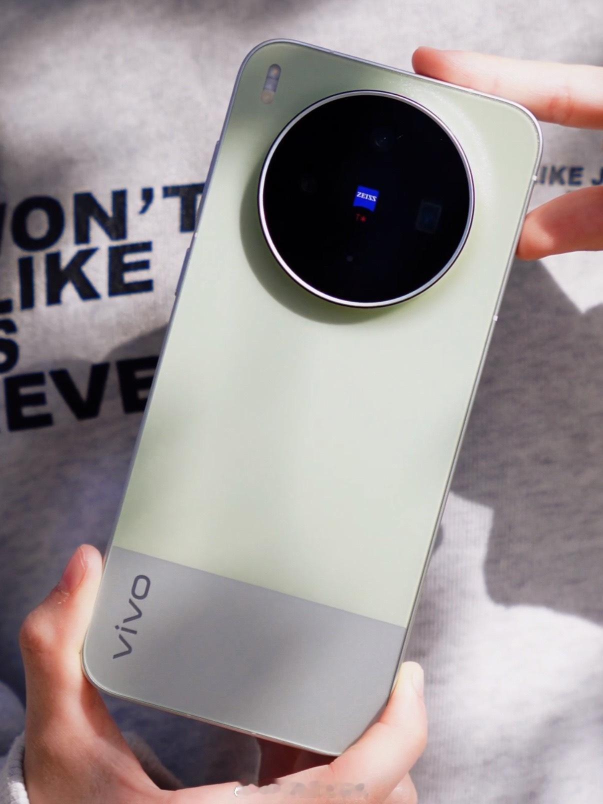 哪种折叠形态才是主流 直屏适合玩游戏，小折叠适合日常出街，大折叠适合刷剧，阔折叠