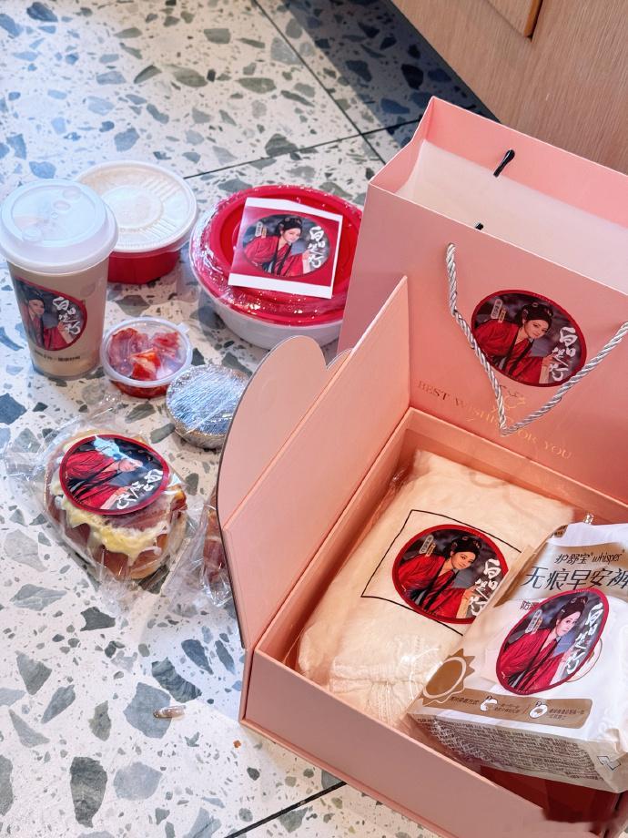 迪丽热巴用心迪丽热巴还准备了女性用品迪丽热巴给粉丝点了奶茶面包鸡汤 今天真的被暖