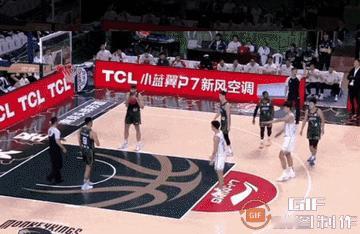 青岛男篮对阵同曦男篮比赛上半场，青岛球员吕俊虎制造犯规后一罚不中，杨瀚森上前为队