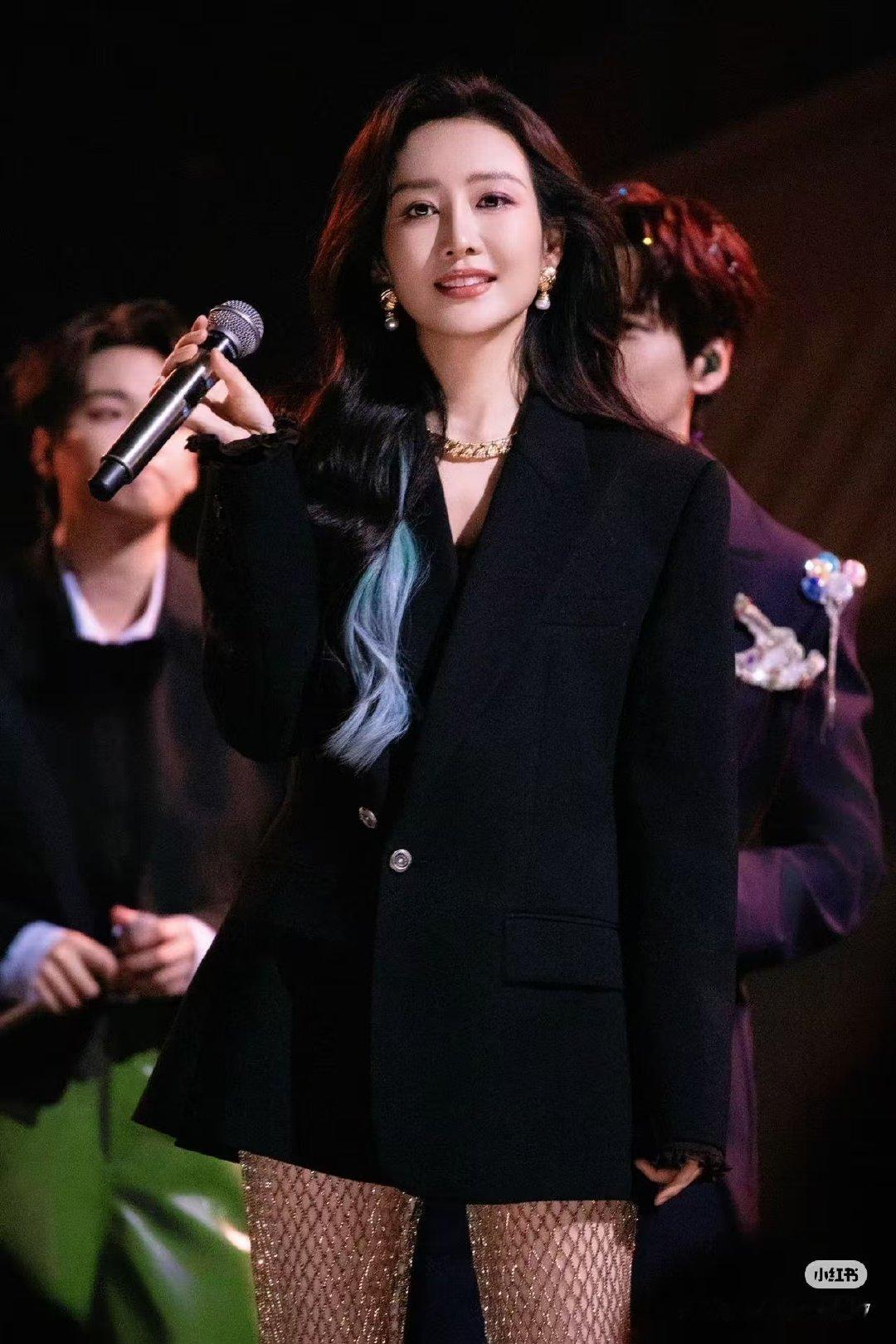 王鸥发色盲盒开出了隐藏款 王鸥发色盲盒开出隐藏款，姐姐每次活动都充满惊喜。这次舞