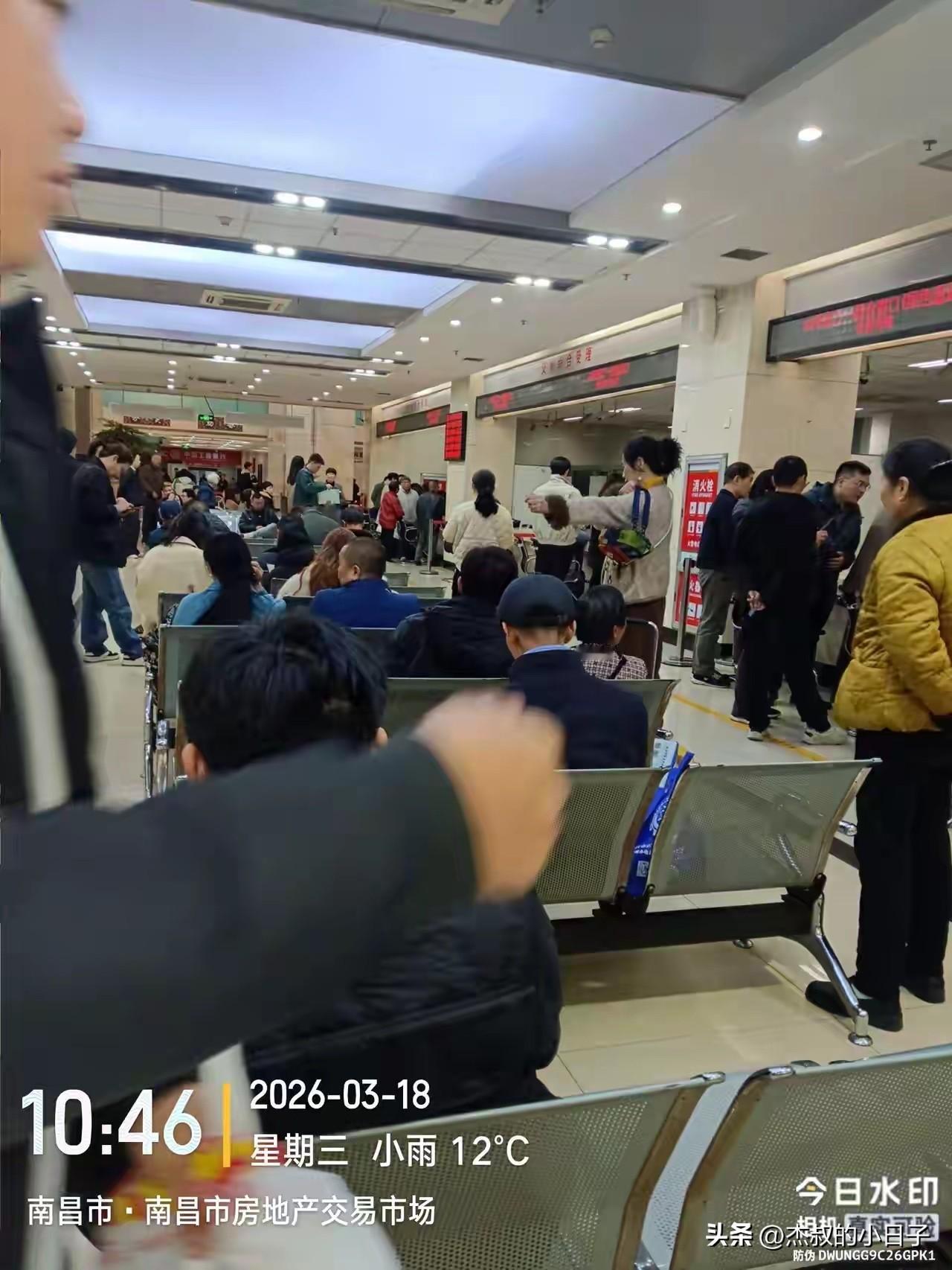 自己看！这就是今天房管局二手交易中心过户的场面！

还有人在说什么消息都是中介在