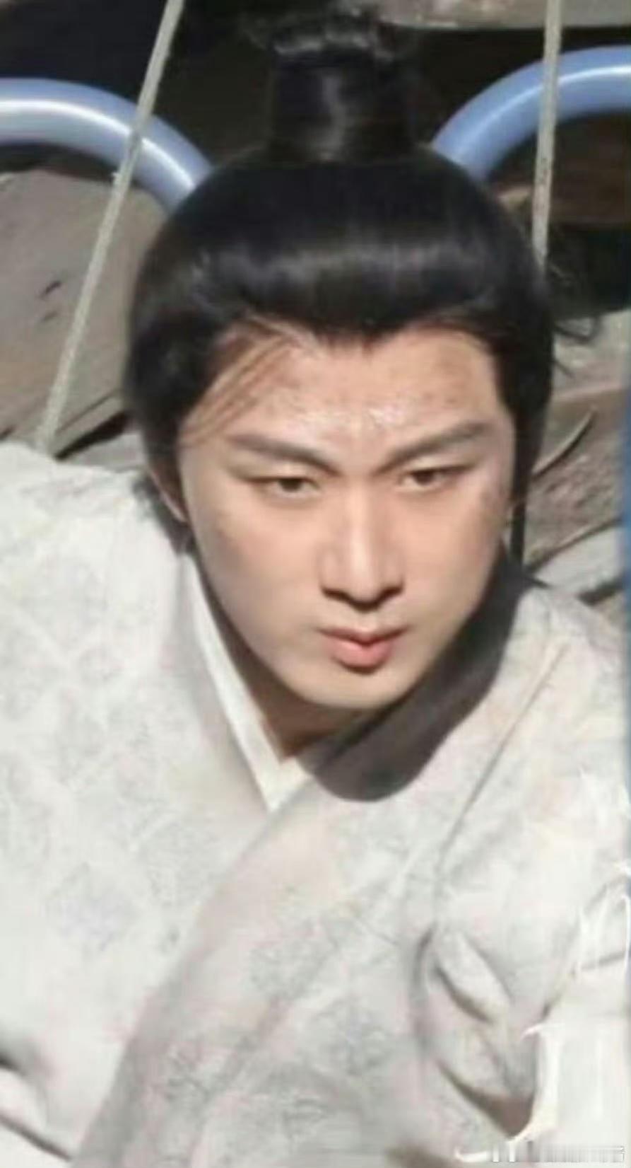 神形容：发酵馒头加了2颗芝麻