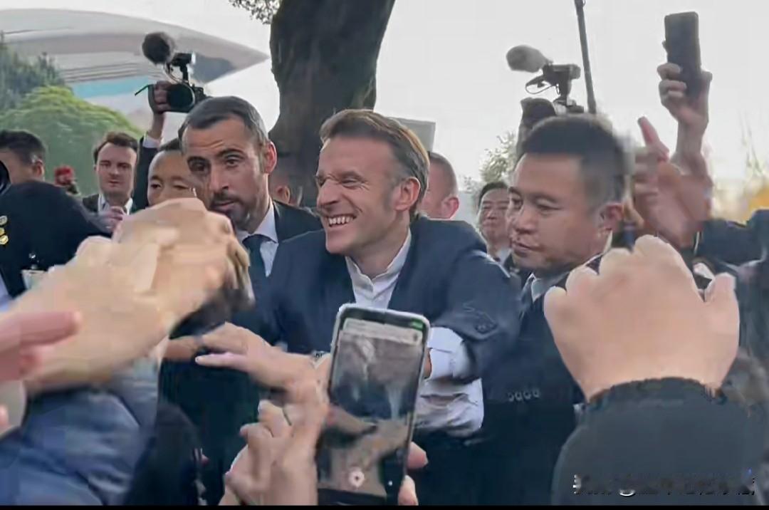 法国总统马克龙在四川很受欢迎，他先后到四川大学、四川省体育馆都受到热烈欢迎，马克