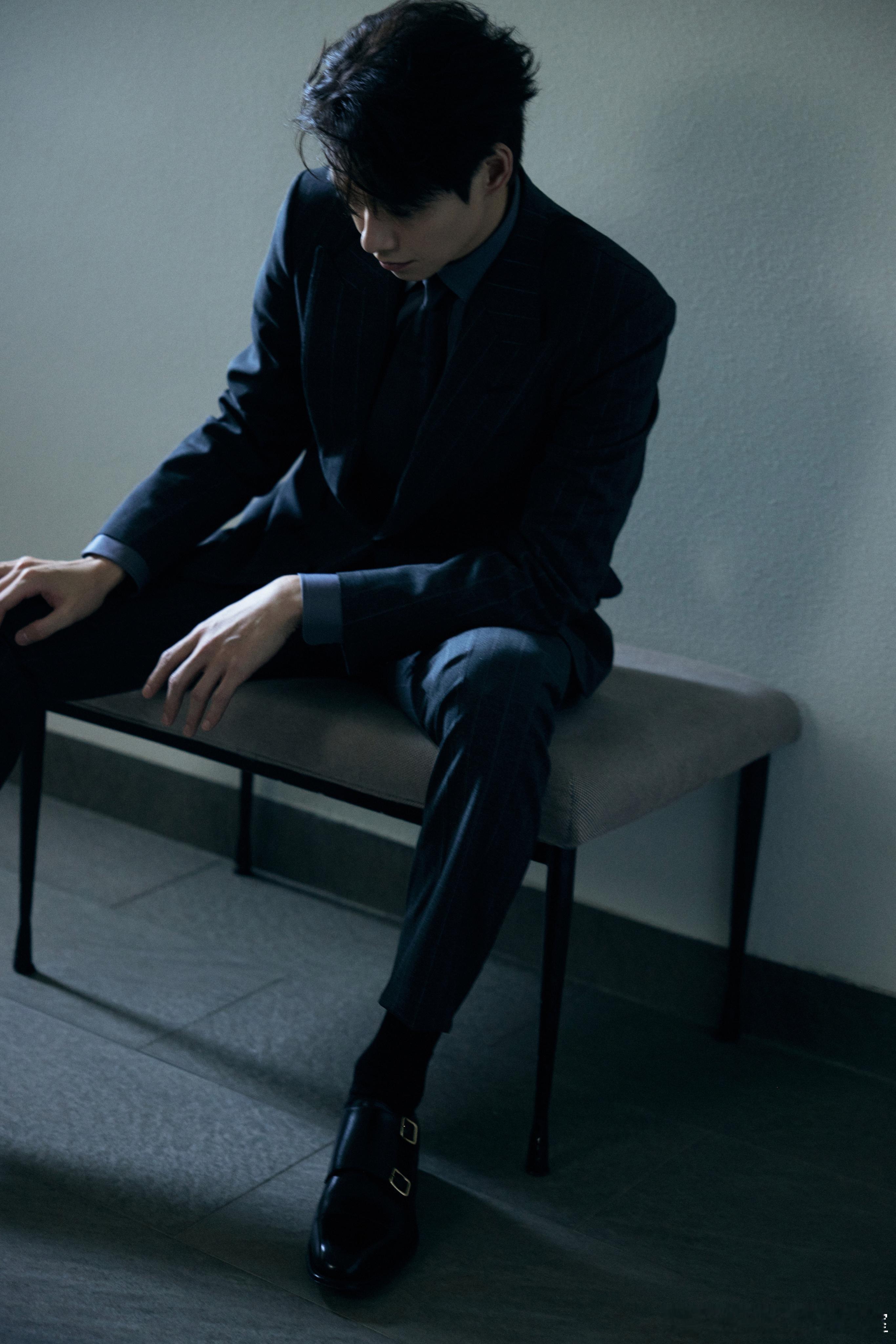 #魏大勋条纹西装##魏大勋电梯西装照# 魏大勋电梯西装照，老de还挺会拍 ​​​