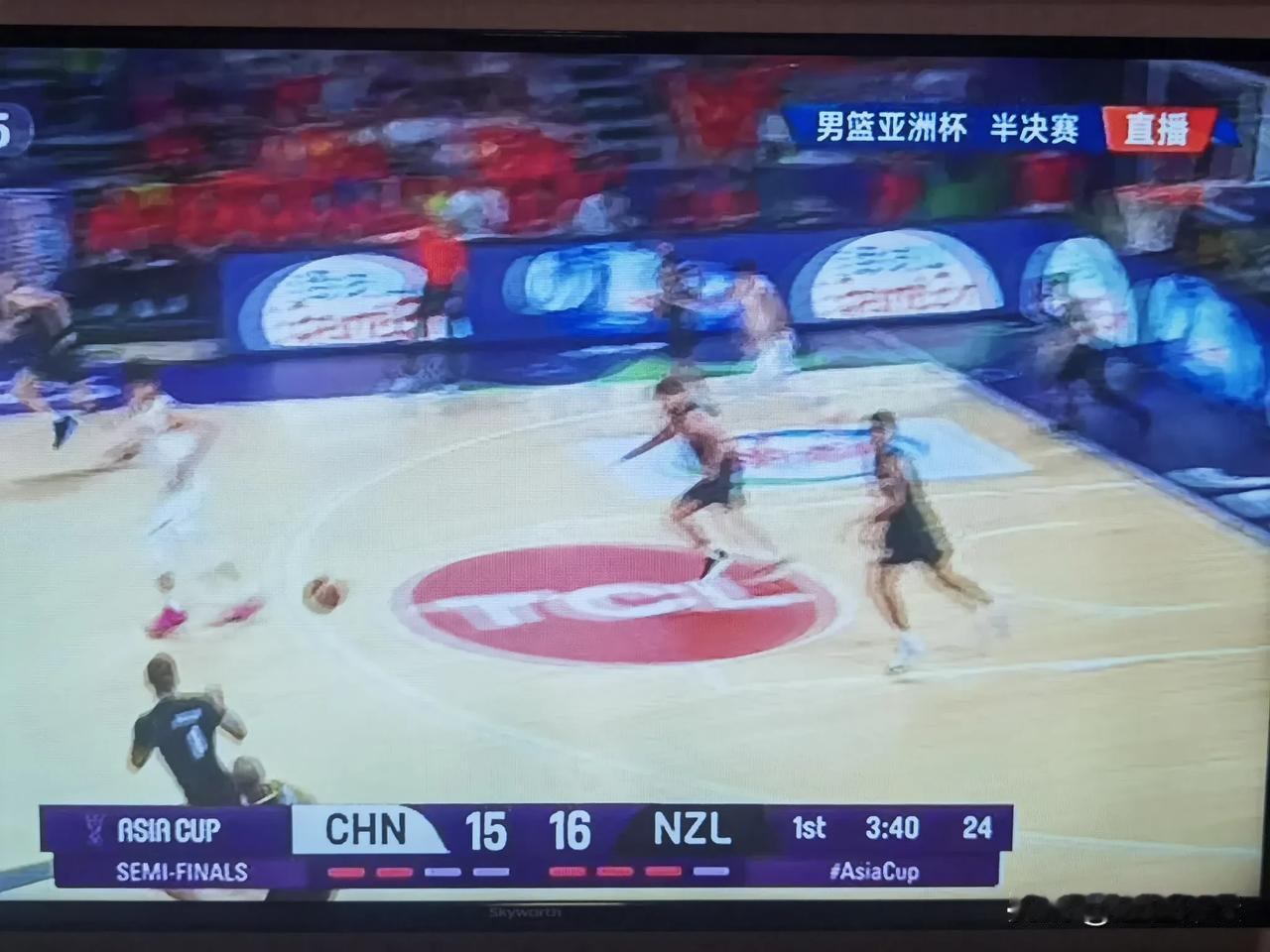 新西兰男篮开场压力好大呀！连续出现了三次失误，中国男篮则是开场三个3分，不过赵瑞